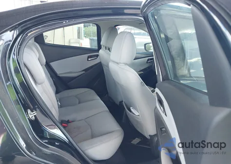 2019 Toyota Yaris L z USA, uszkodzony, nr VIN 3MYDLBYV6KY523019